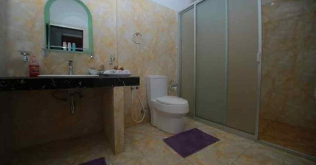 Bathrooms of Owin Rich Resort in Godakawela